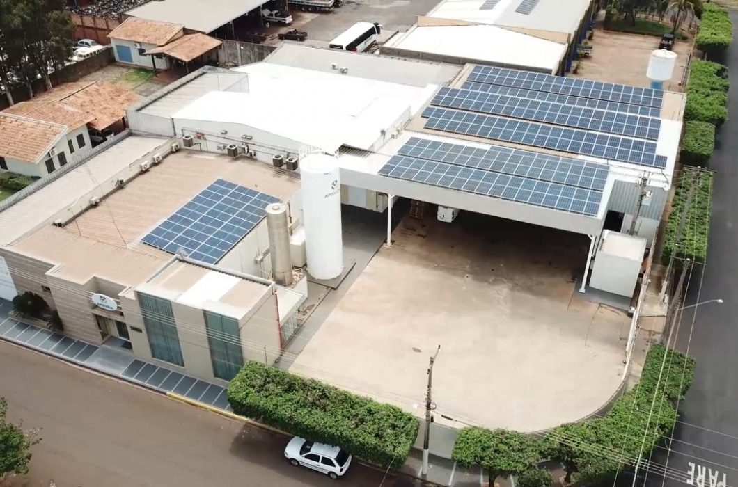 Imagem de drone sobre o polo industrial do Grupo Apisvida, com painéis solares que geram toda energia.